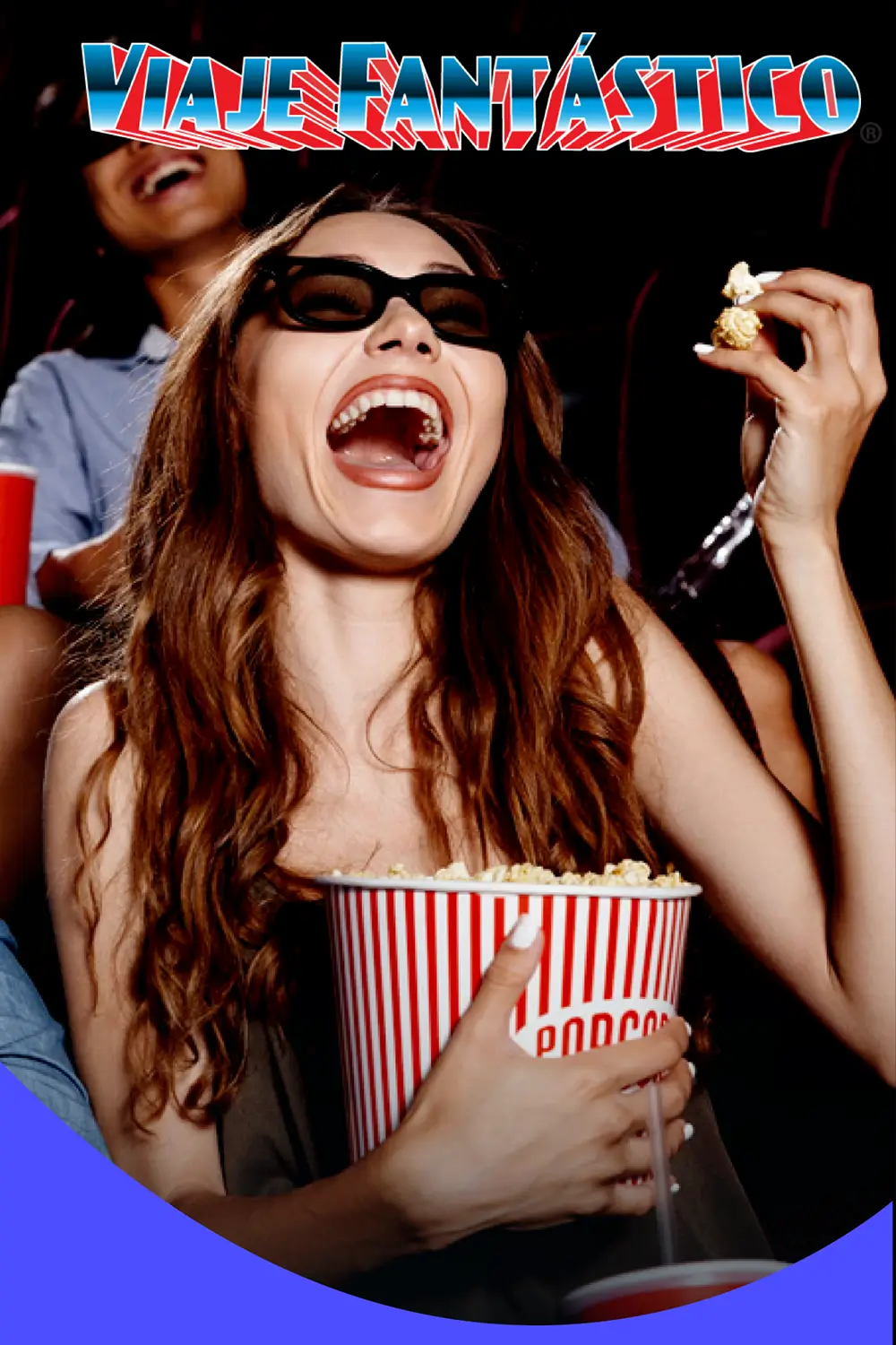 Mujer con lentes 4D comiendo palomitas en atracción Viaje Fantástico